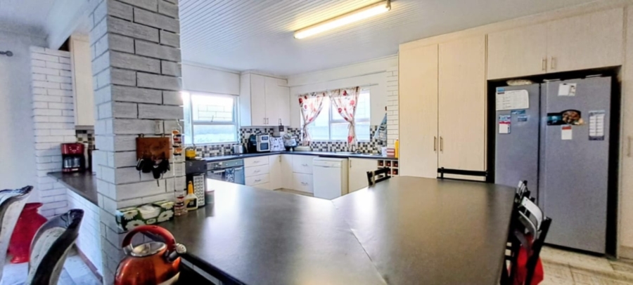 4 Bedroom Property for Sale in Sandbaai Western Cape